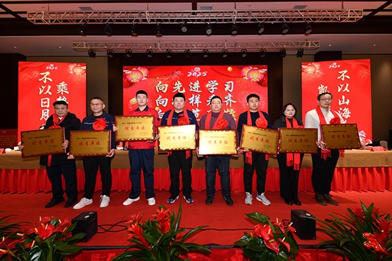 迎接新機遇 續寫新輝煌 | 一滕集團2024年總結表彰大會暨2025年度責任狀授領儀式隆重舉行