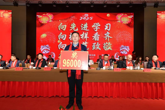 迎接新機遇 續寫新輝煌 | 一滕集團2024年總結表彰大會暨2025年度責任狀授領儀式隆重舉行