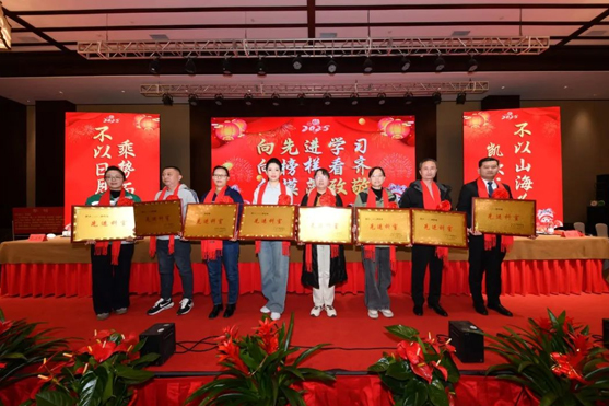 迎接新機遇 續寫新輝煌 | 一滕集團2024年總結表彰大會暨2025年度責任狀授領儀式隆重舉行