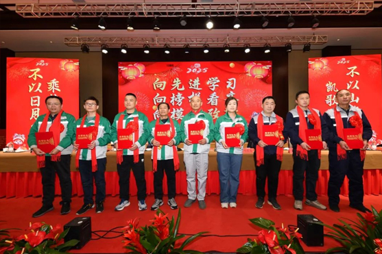 迎接新機遇 續寫新輝煌 | 一滕集團2024年總結表彰大會暨2025年度責任狀授領儀式隆重舉行