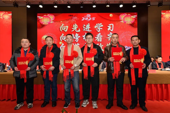 迎接新機遇 續寫新輝煌 | 一滕集團2024年總結表彰大會暨2025年度責任狀授領儀式隆重舉行