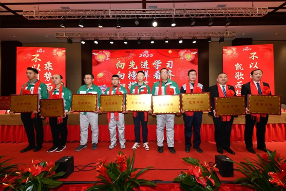 迎接新機遇 續寫新輝煌 | 一滕集團2024年總結表彰大會暨2025年度責任狀授領儀式隆重舉行