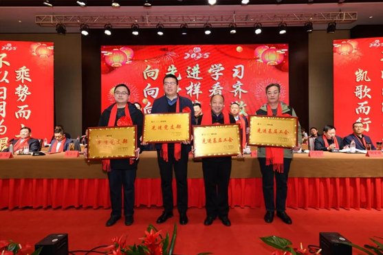 迎接新機遇 續寫新輝煌 | 一滕集團2024年總結表彰大會暨2025年度責任狀授領儀式隆重舉行